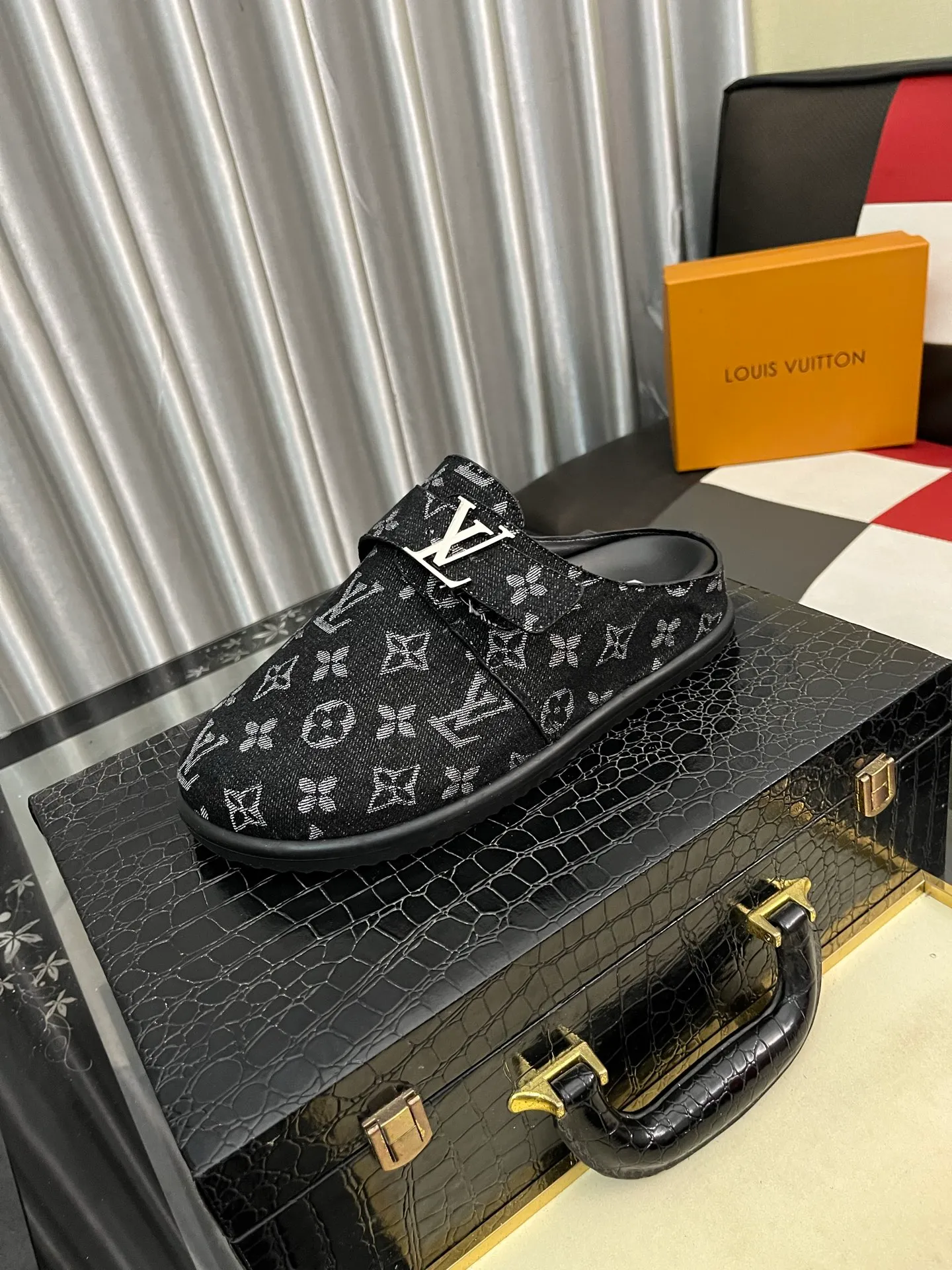 Men's shoes 💰380⌚️⌚️2025 new men's casual sandals and slippers, made of suede cow leather, with Monogram pattern to highlight the trendy style. Adjustable straps illuminated with LV letters, while a resilient insole and micro outsole provide lightweight comfort. Made of suede cow leather with embossed Monogram pattern and brand element metal hardware✅Adjustable straps➕Tough insole‼ ️Micro outsole. Comfortable and easy to wear‼ ️size: 38-443️⃣Colors available